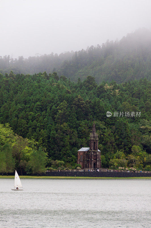 亚述尔群岛圣米格尔湖旁的Nossa Senhora das vitorias教堂